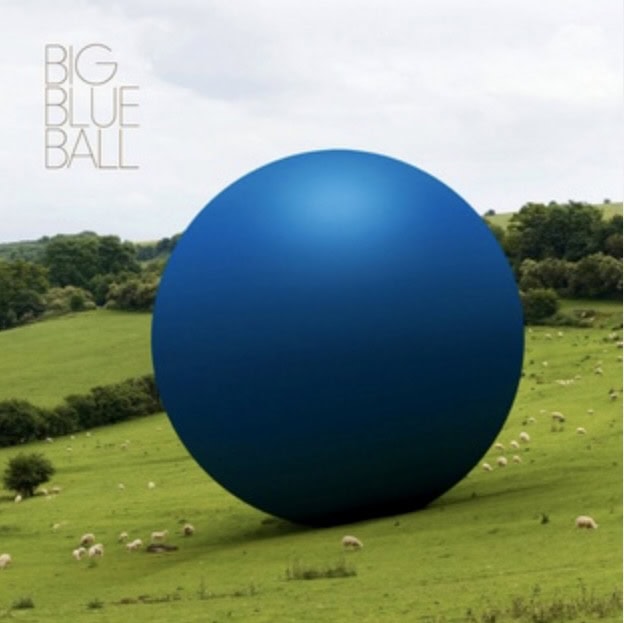 Big Blue Ball - Een betere wereld als je even astronaut bent